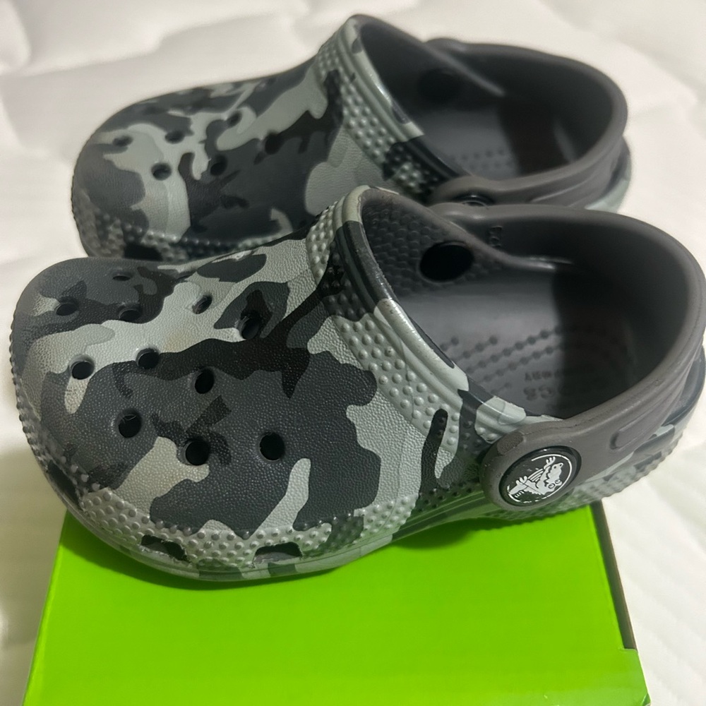 toddler camo crocs size 7